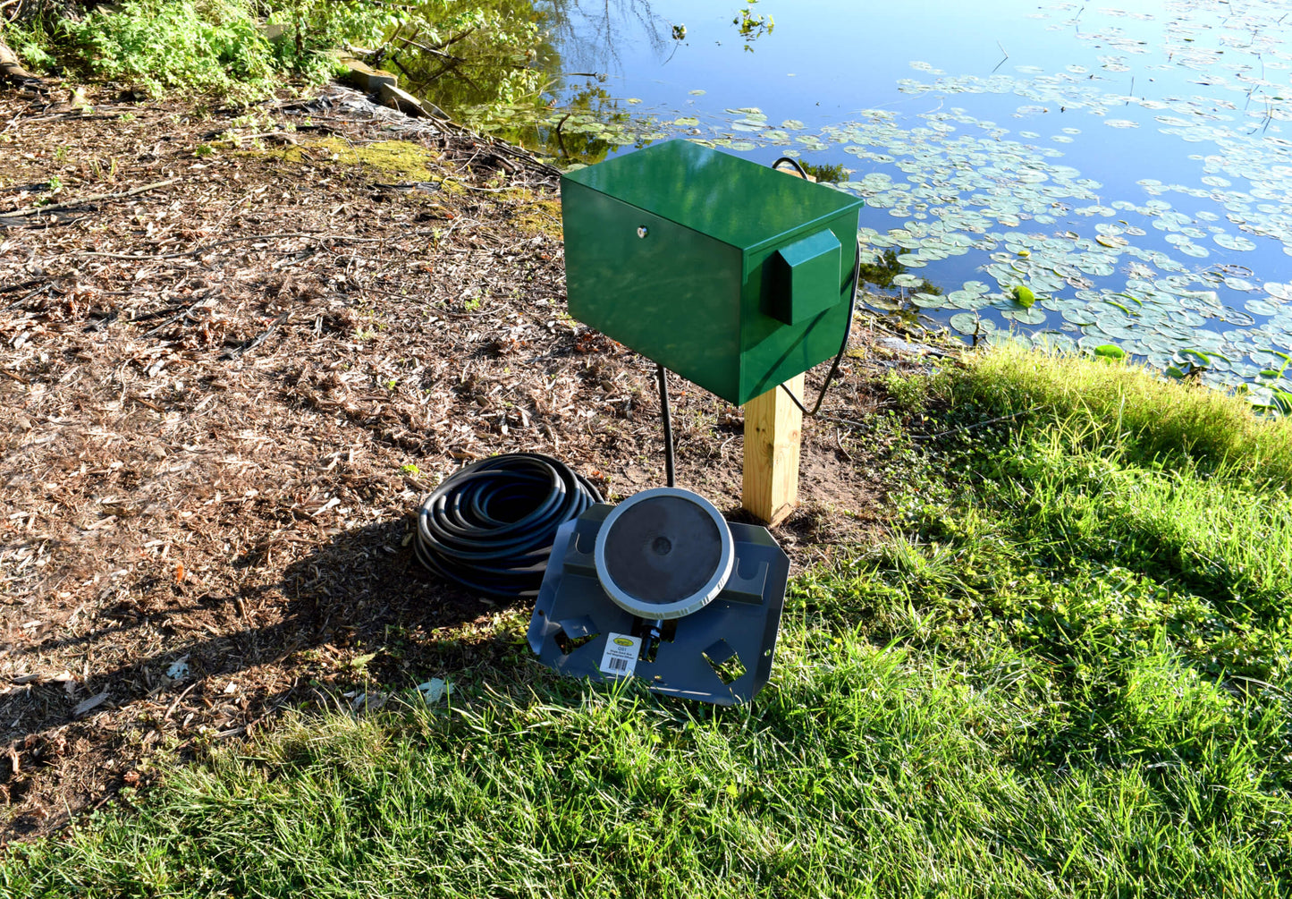 PA34DP Deluxe Aeration System for Ponds up to 1 Acre – Complete System Contains Stratus™ SRC 1/4hp Compressor with Sound Shield™, Deluxe 18" Cabinet, QS1 Diffuser and QuickSink Tubing